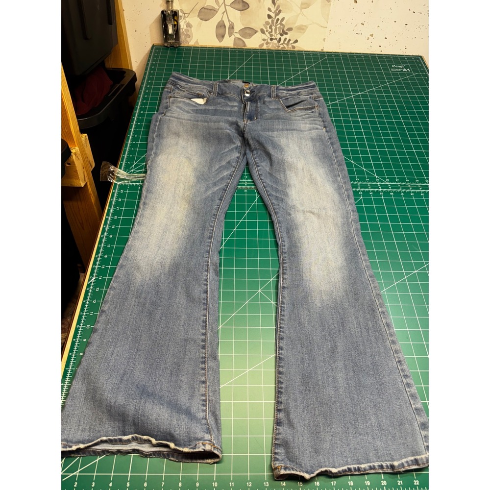American Eagle Outfitters Stretch Flare Leg Light Wash Denim Jeans Size 16 Reg